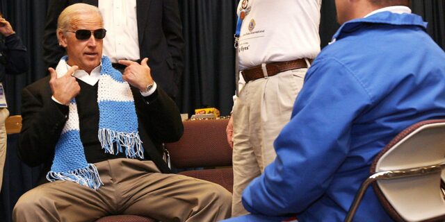 Τι συμβαίνει με τα μαύρα γυαλιά του Μπάιντεν