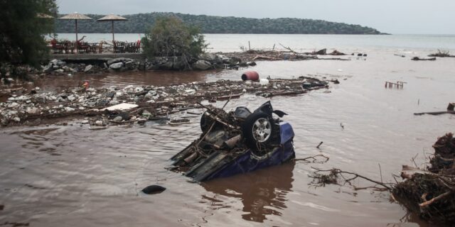 Κακοκαιρία: Δύο νεκροί σε Βόλο και Παλαμά