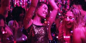 Η AS Company θα δώσει το πιο παιχνιδιάρικο vibe στο 00s party των LadyLike& OneMan