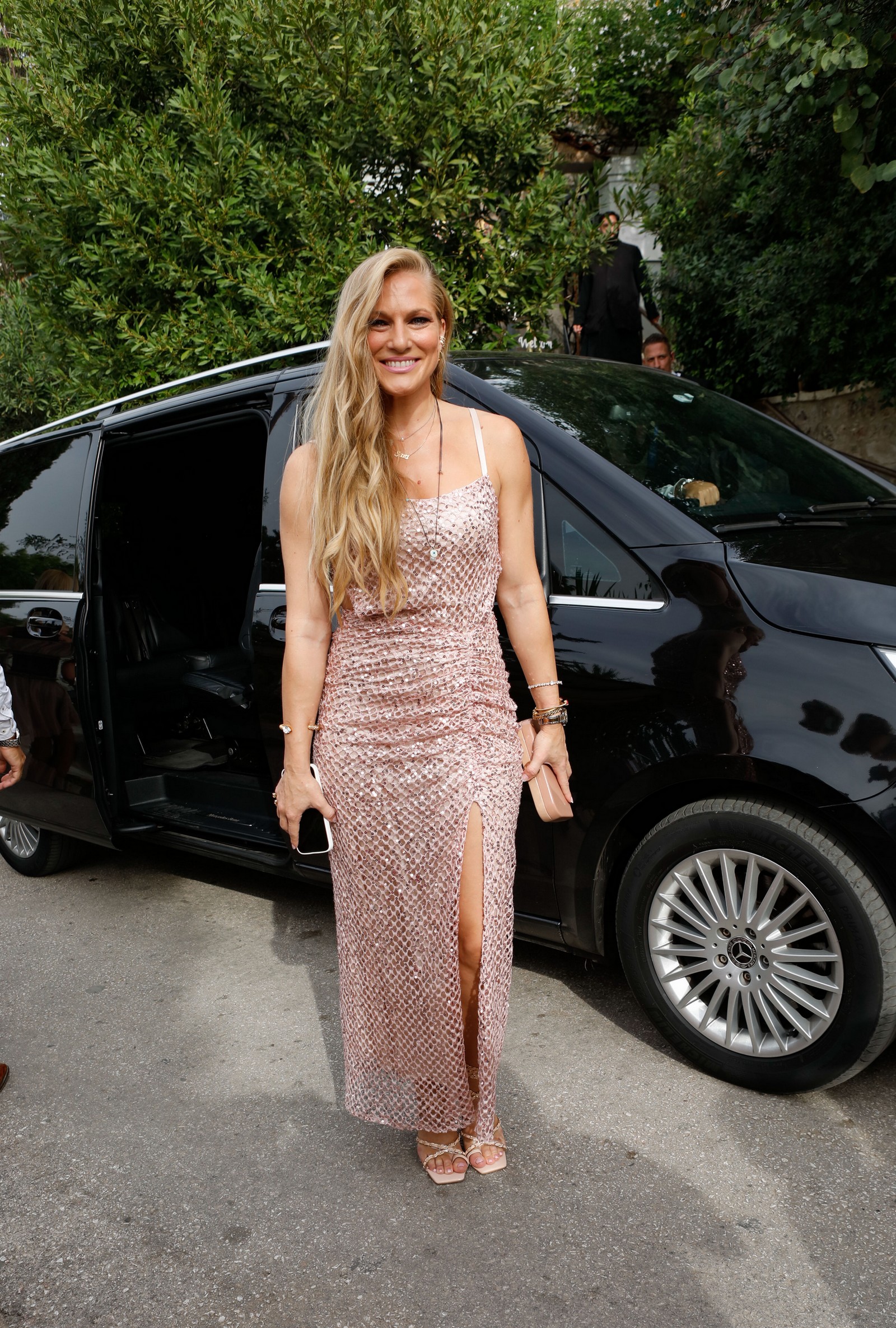 Η Σάρα Εσκενάζι στον γάμο Γιώργου Αγγελόπουλου - Δήμητρας Βαμβακούση