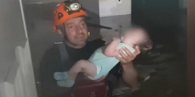 Θεσσαλία: Συγκινητική διάσωση βρέφους σε πλημμυρισμένο σπίτι – Δείτε το βίντεο