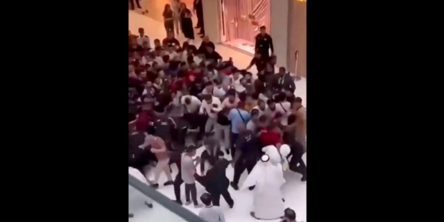 Ντουμπάι: Χάος και ξύλο σε εμπορικό κέντρο για ένα iPhone15