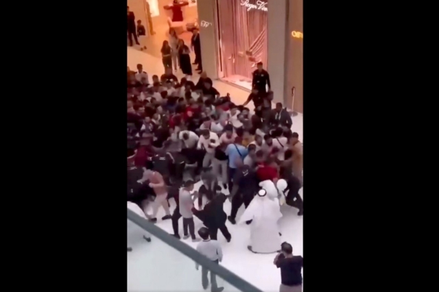 Ντουμπάι: Χάος και ξύλο σε εμπορικό κέντρο για ένα iPhone15