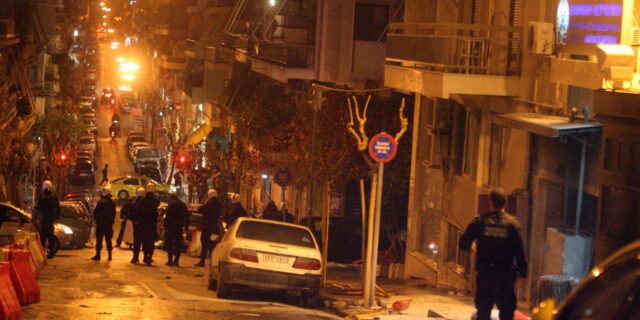 Επίθεση με πέτρες σε διμοιρία των ΜΑΤ στα Εξάρχεια