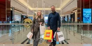 Festive αγορές στο Golden Hall λίγο πριν αλλάξει η χρονιά