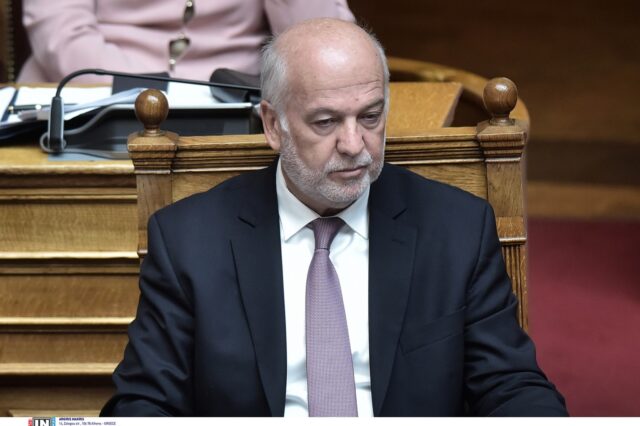 Φλωρίδης: Επιμένει στην άρση του προστατευτικού πλαισίου για τα τραπεζικά στελέχη