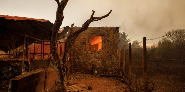 Φωτιά στον Έβρο: Σε απόγνωση ηλικιωμένη που κάηκε το σπίτι της – “Πώς θα τα κάνω πάλι;”