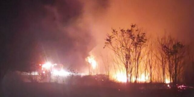 Αλεξανδρούπολη: Στις φλόγες παλιά βαγόνια του ΟΣΕ