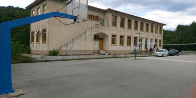 Το δημοτικό σχολείο στο χωριό Φράστα