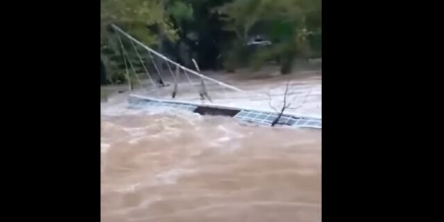 Πηνειός: Νέο βίντεο από την κρεμαστή γέφυρα των Τεμπών – Θέμα ωρών η κατάρρευσή της