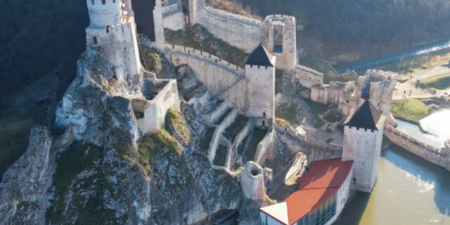“Πόλη των Περιστεριών: Το παραμυθένιο κάστρο στις όχθες του Δούναβη που ελάχιστοι γνωρίζουν