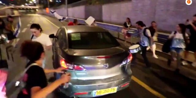 Ισραήλ: Αυτοκίνητο έπεσε πάνω σε πλήθος διαδηλωτών στο Τελ Αβίβ – Σοκαριστικό βίντεο