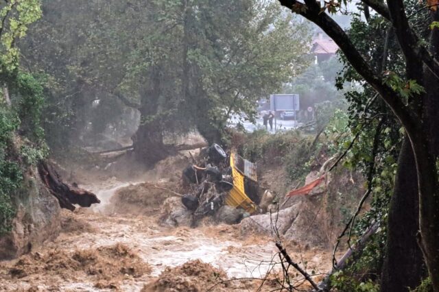Κακοκαιρία: “Σαρώνει” μεγάλο μέρος της χώρας – Δύο νεκροί, τρεις αγνοούμενοι, πλημμύρες και εκκενώσεις