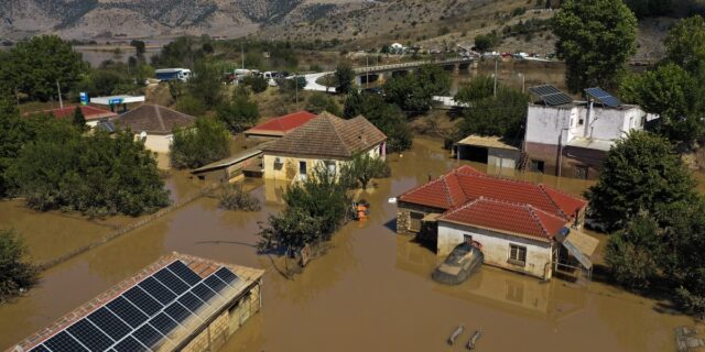 Θεσσαλία: Παραμένει η ανησυχία για τον Πηνειό – Απόγνωση στα λασπόνερα, υγειονομική “βόμβα” τα νεκρά ζώα