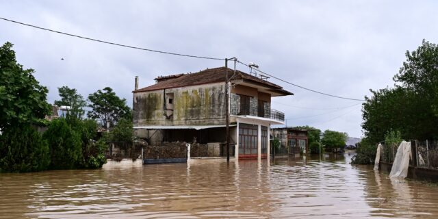 Μαρτυρία στο NEWS 24/7: “Δεν μπορούν να προσεγγίσουν οχήματα στον Παλαμά Καρδίτσας”