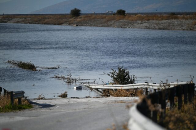 Μαγνησία: Κραυγή αγωνίας κτηνοτρόφου στο NEWS 24/7 – “50 μέτρα μακριά απο τον στάβλο το νερό του Πηνειού”