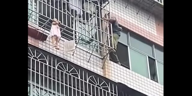 Κίνα: Κοριτσάκι κρεμόταν στον αέρα από τον 5ο όροφο – Η στιγμή της διάσωσής του
