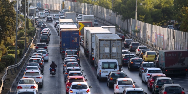 Κίνηση στους δρόμους: Η κακοκαιρία “παρέλυσε” την Αττική – Ουρές χιλιομέτρων στον Κηφισό