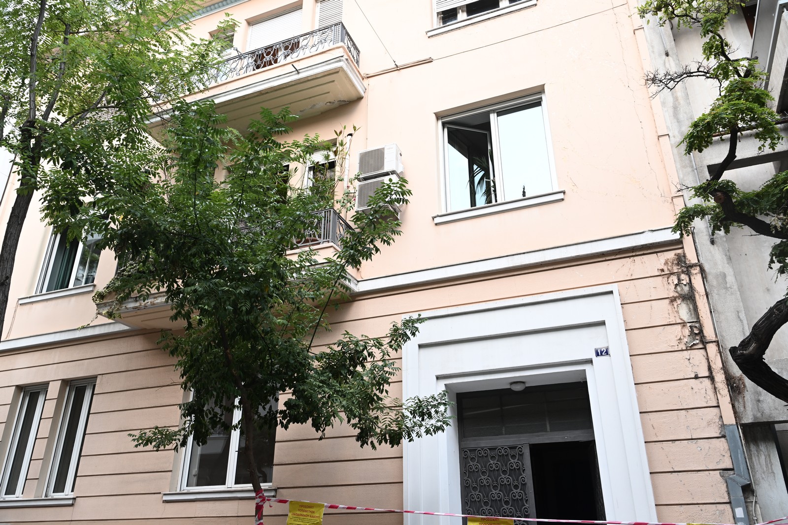Βαρύς οπλισμός εντοπιστηκε σε αποθήκη στο Κολωνάκι σε κτίριο επί της Νεοφύτου Δούκα.