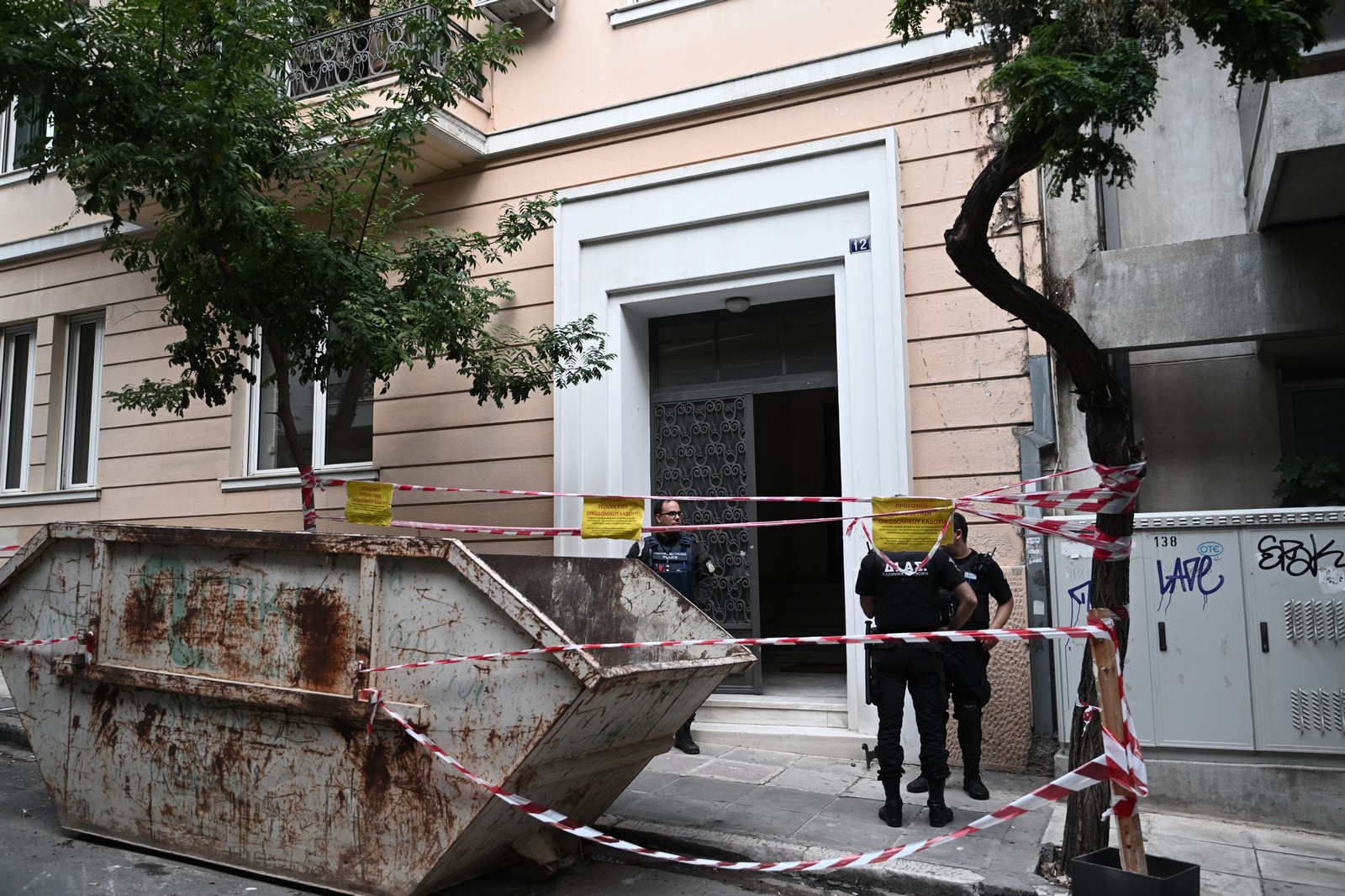Βαρύς οπλισμός εντοπιστηκε σε αποθήκη στο Κολωνάκι σε κτίριο επί της Νεοφύτου Δούκα.