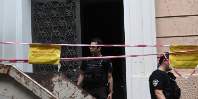 Βαρύς οπλισμός εντοπιστηκε σε αποθήκη στο Κολωνάκι σε κτίριο επί της Νεοφύτου Δούκα.