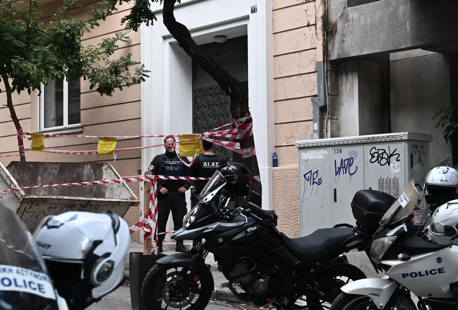 Βαρύς οπλισμός εντοπιστηκε σε αποθήκη στο Κολωνάκι σε κτίριο επί της Νεοφύτου Δούκα.