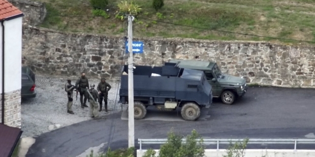 Ένοπλοι με καλυμμένα τα πρόσωπα άνδρες στο μοναστήρι του Μπάνισκο στο Κόσοβο