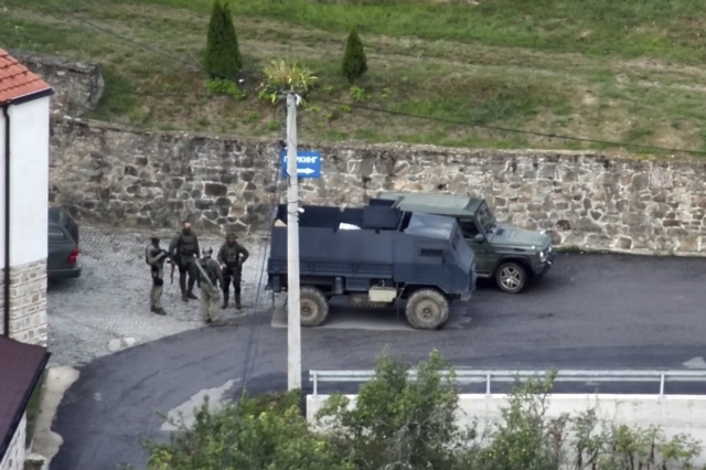 Ένοπλοι με καλυμμένα τα πρόσωπα άνδρες στο μοναστήρι του Μπάνισκο στο Κόσοβο