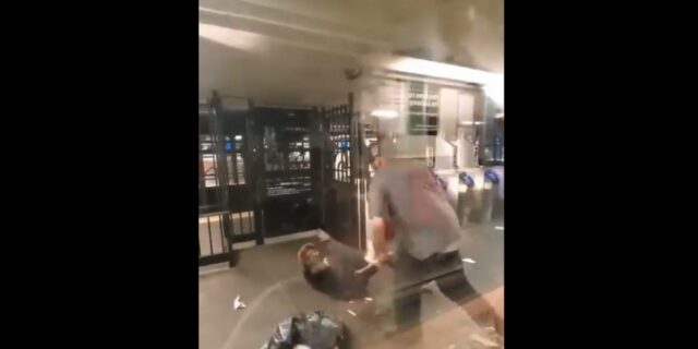 Βίντεο σοκ: Άγριος ξυλοδαρμός 60χρονης στη Νέα Υόρκη