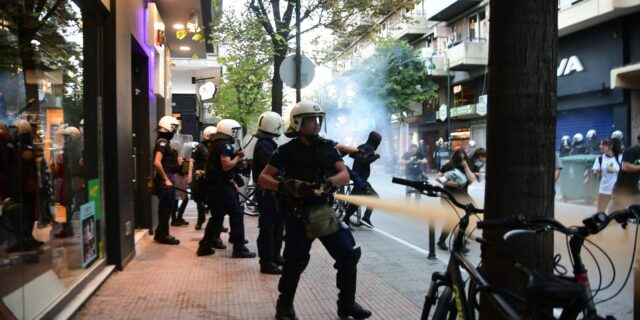 Λάρισα: Χημικά στο κέντρο της πόλης από την αστυνομία σε πορεία διαμαρτυρίας για τις πλημμύρες