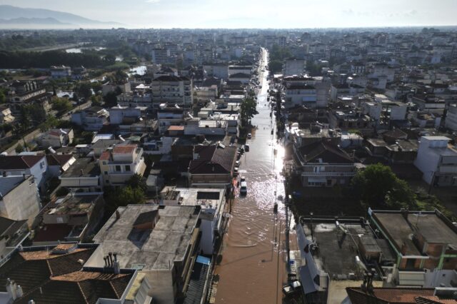 Κακοκαιρία: Υπερχειλίζει ο Πηνειός – Σοκαριστικές εικόνες από τη Λάρισα