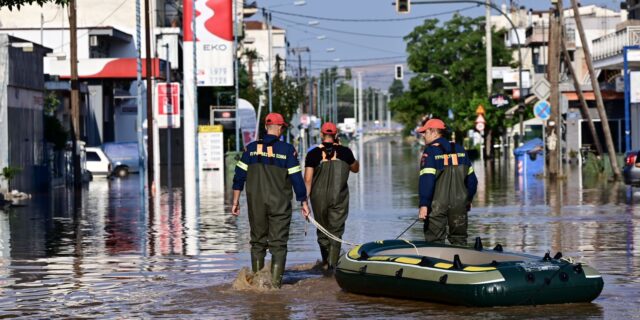 Κακοκαιρία: Ώρες αγωνίας για την Λάρισα – “Μάχη” με τα νερά του Πηνείου