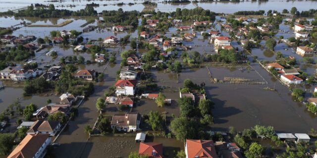 ΚΕΕΡΦΑ: Αγνοούνται 8 μετανάστες εργάτες γης, κινδυνεύουν ζωές στις πληγείσες περιοχές