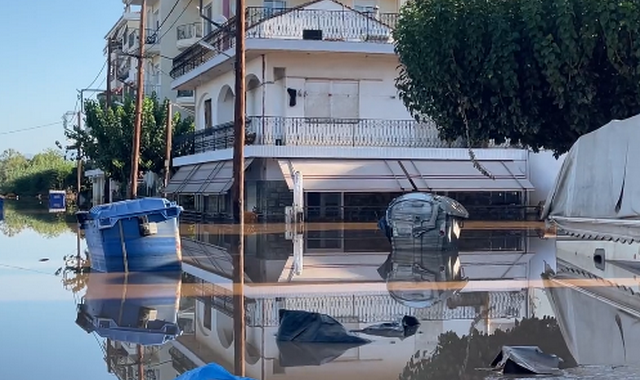 Το NEWS 24/7 στον Άγιο Θωμά Λάρισας: Σπίτια και αυτοκίνητα παραμένουν μέσα στο νερό
