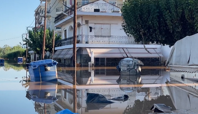 Το NEWS 24/7 στον Άγιο Θωμά Λάρισας: Σπίτια και αυτοκίνητα παραμένουν μέσα στο νερό