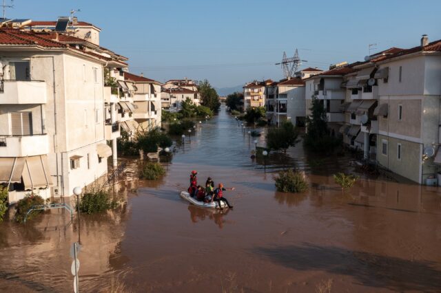 Λάρισα: Ανατροπή σωστικής λέμβου στη Γιάννουλη – Επιχείρηση διάσωσης 7 ατόμων