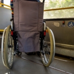 Απαράδεκτη συμπεριφορά οδηγού λεωφορείου κατά χρήστη αμαξιδίου - "Γιατί πας έξω;"