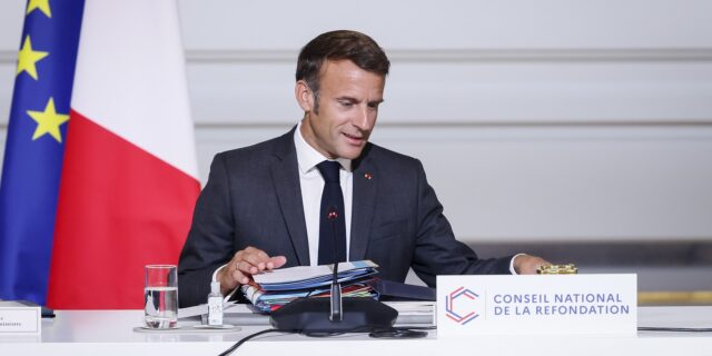 Μακρόν: Με το βλέμμα “στραμμένο” προς το δημοψήφισμα για τη μετανάστευση
