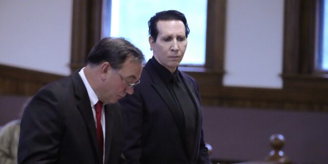 Marilyn Manson: Καταδικάστηκε επειδή έφτυσε camerawoman και στη συνέχεια φύσηξε τη μύτη του πάνω της