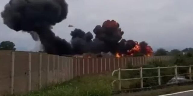 Ιταλία: Πτώση αεροσκάφους της Πολεμικής Αεροπορίας – Νεκρό ένα κοριτσάκι από φλεγόμμενο κομμάτι