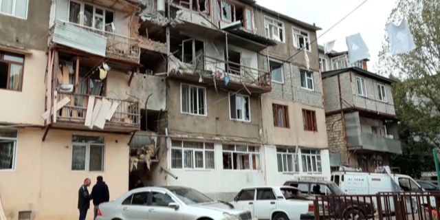 Kατεστραμμένη πολυκατοικία μετά από βομβαρδισμούς στο Ναγκόρνο-Καραμπάχ