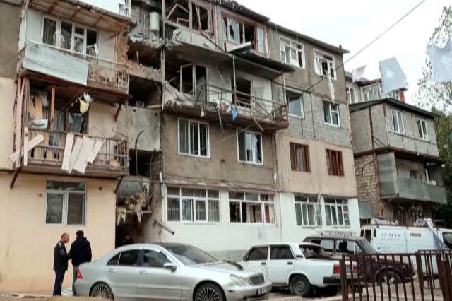 Kατεστραμμένη πολυκατοικία μετά από βομβαρδισμούς στο Ναγκόρνο-Καραμπάχ
