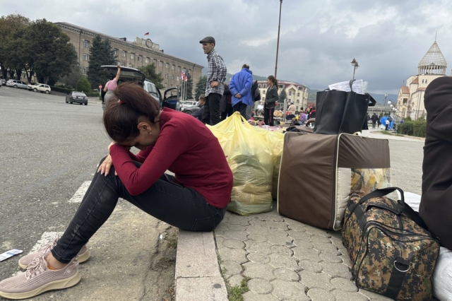 Αρμένιοι φεύγουν από το Ναγκόρνο - Καραμπάχ