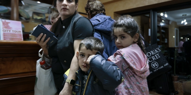 Αρμένιοι εγκαταλείπουν το Ναγκόρνο - Καραμπάχ υπό τον φόβο εθνοκάθαρσης