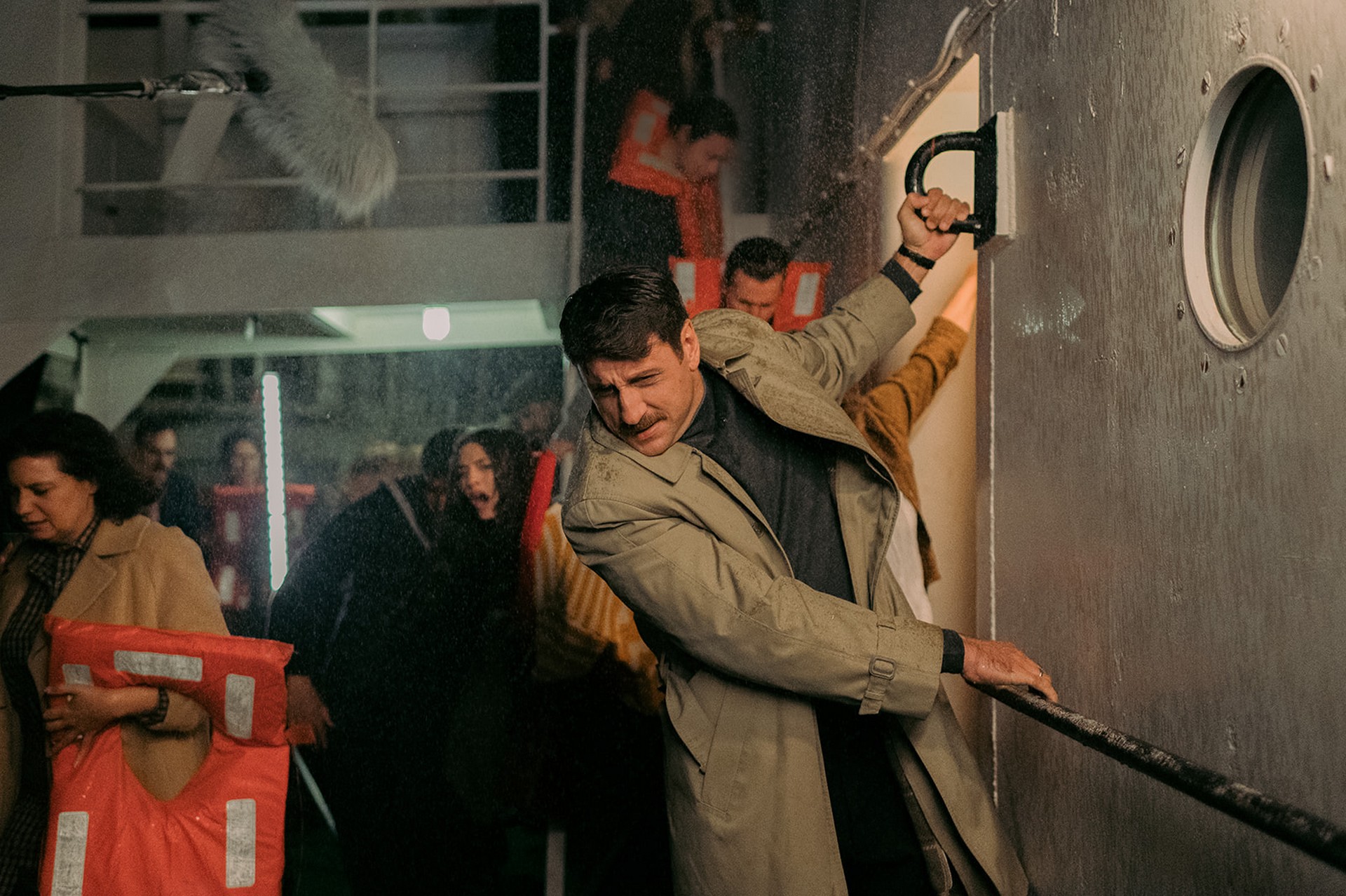 Backstage φωτογραφία από τη νέα σειρά "Το Ναυάγιο" του MEGA