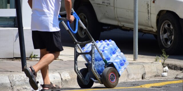 Αισχροκέρδεια στη Θεσσαλία: Η κυβέρνηση θυμήθηκε να βάλει πλαφόν στο εμφιαλωμένο νερό