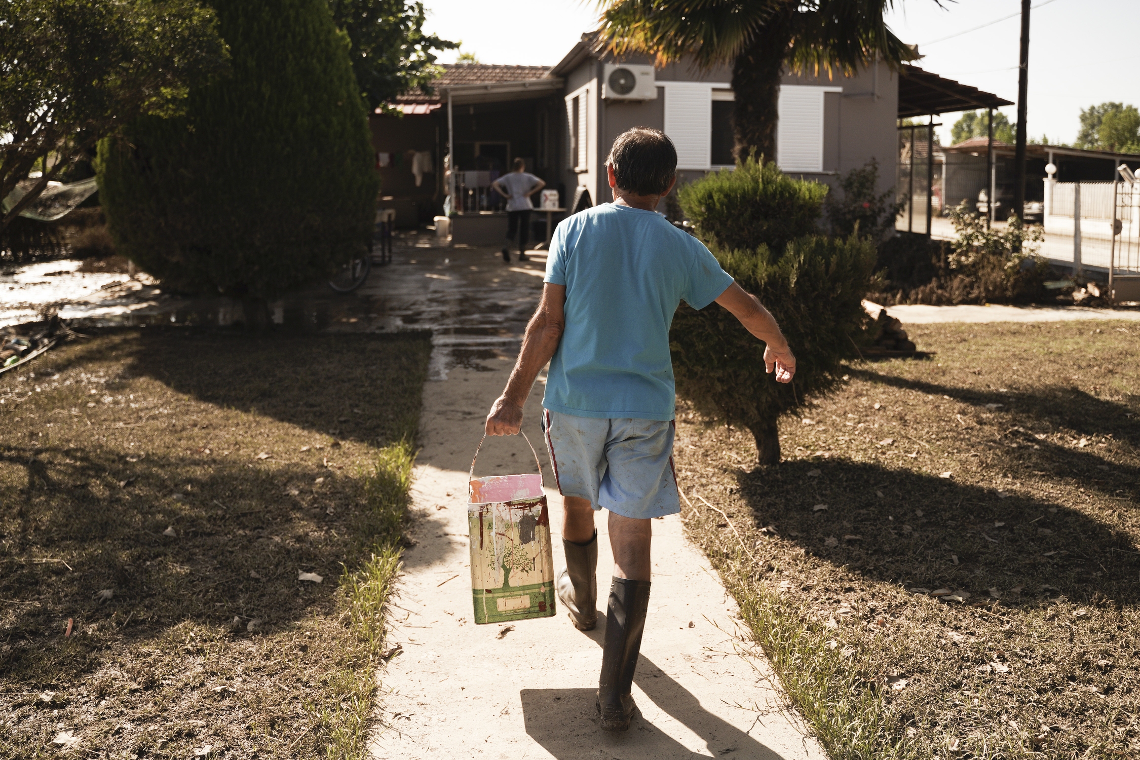 Νεκρά ζώα, δυσοσμία, σκουπίδια και λάσπες – H επόμενη μέρα στον Θεσσαλικό κάμπο