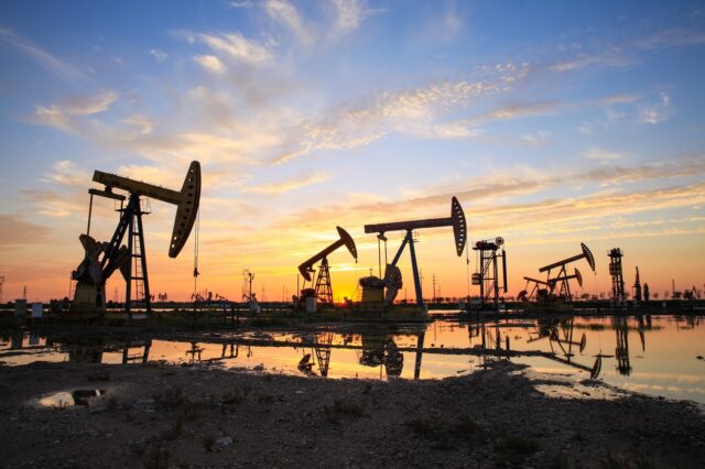 “Ράλι” στις τιμές των καυσίμων: Στα υψηλότερα επίπεδα έτους η διεθνής τιμή του πετρελαίου