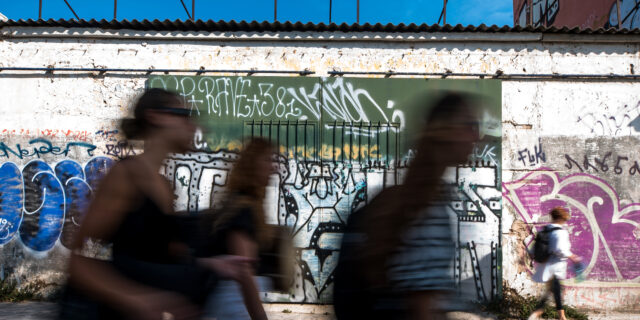 Μια αλλόκοτη συμμορία παράξενων πλασμάτων ονειρεύεται να αλλάξει τον κόσμο στην Ελευσίνα