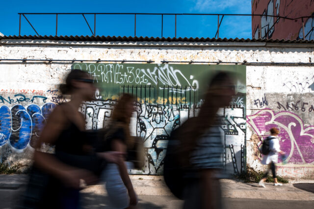 Μια αλλόκοτη συμμορία παράξενων πλασμάτων ονειρεύεται να αλλάξει τον κόσμο στην Ελευσίνα